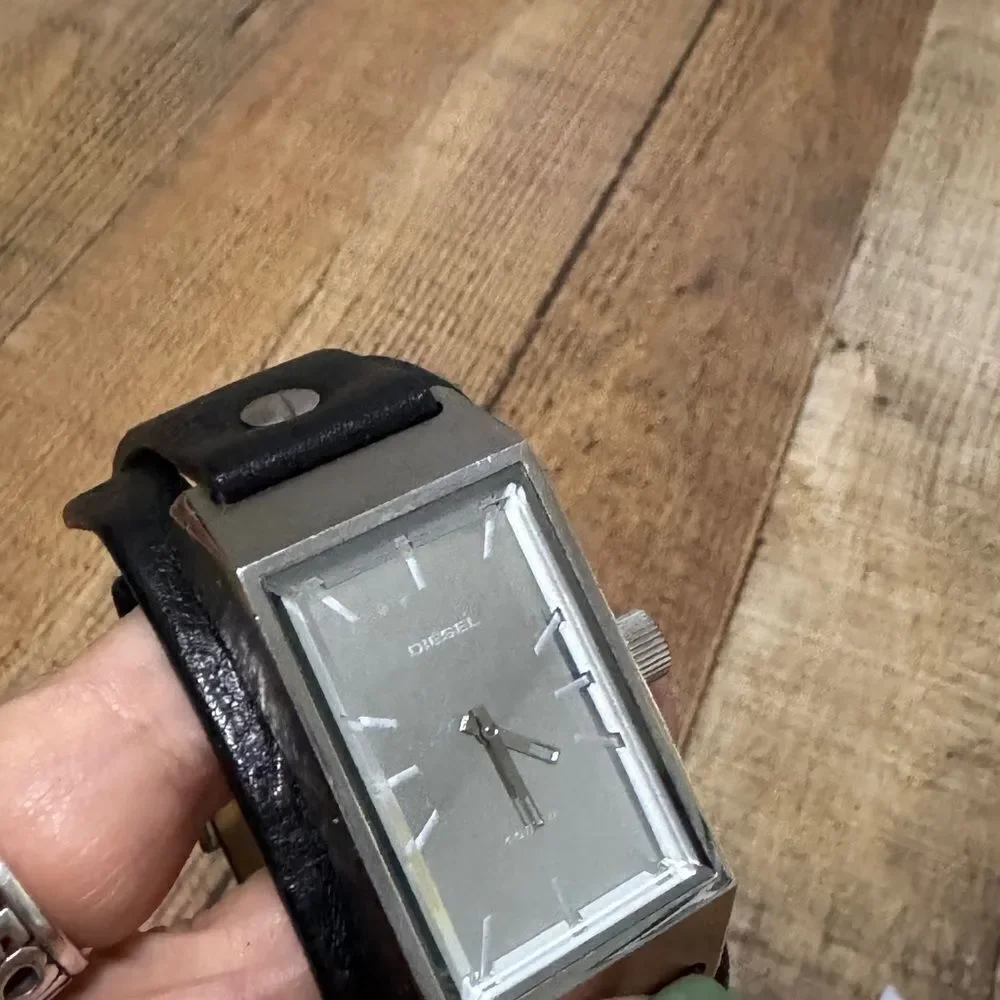 Diesel Tank 1020 Mens wrist quartz watch Needs Battery  Black leather